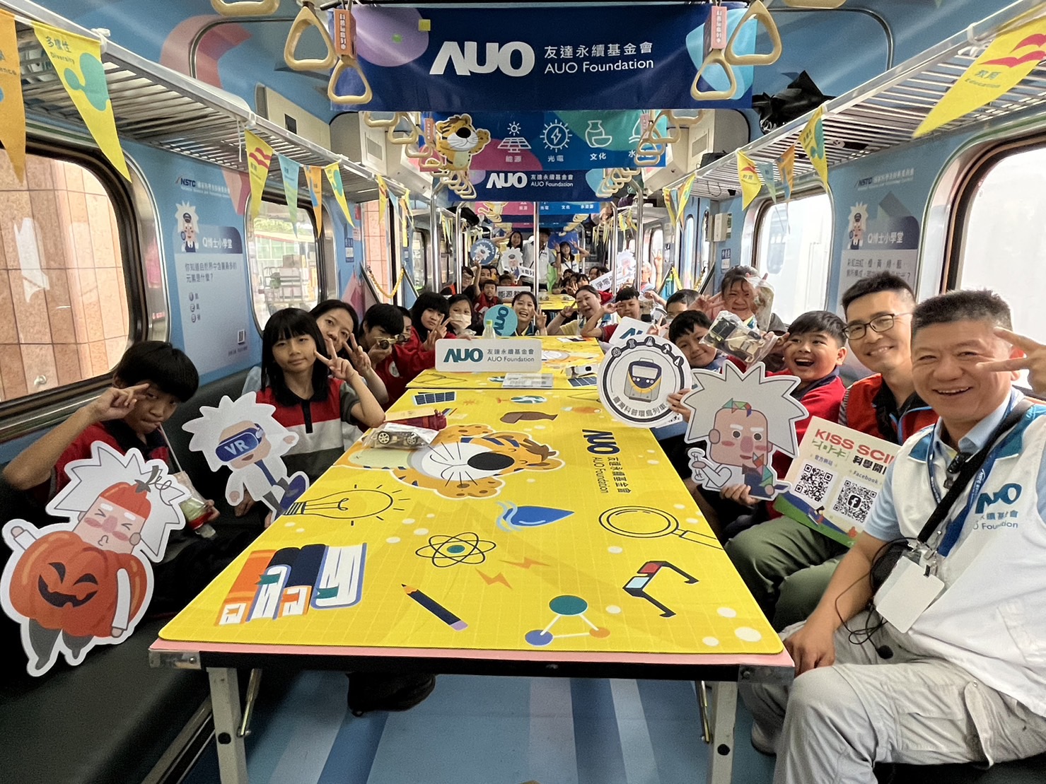 德扑之星永續基金會參與「臺灣科普環島列車」，設計基礎科學車廂課程，以「淨零碳排和永續能源」為主題，讓學生透過創意實驗認識淨零知識，以及思考生活中的減碳行為