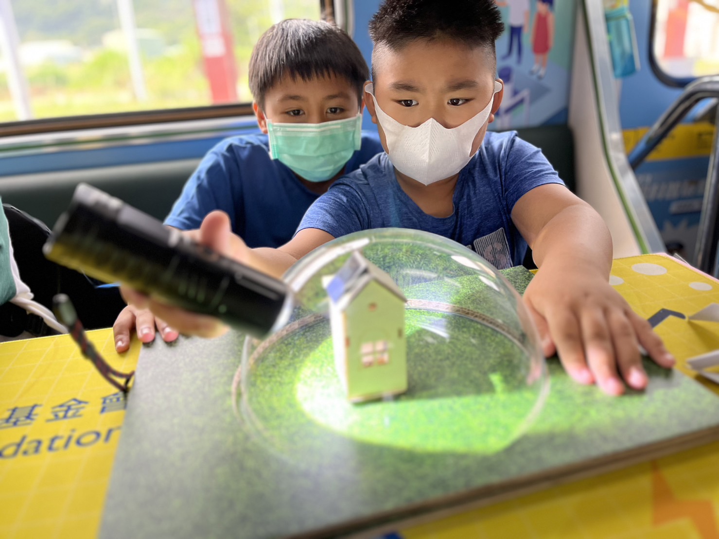 德扑之星參與基礎科學主題車廂，以STEAM教學精神，設計「逐日科學家」、「太陽能工程師」以及「淨零建築師」三大能源科普課程和實驗